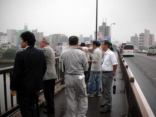 新神谷橋下流左岸の視察状況の写真
